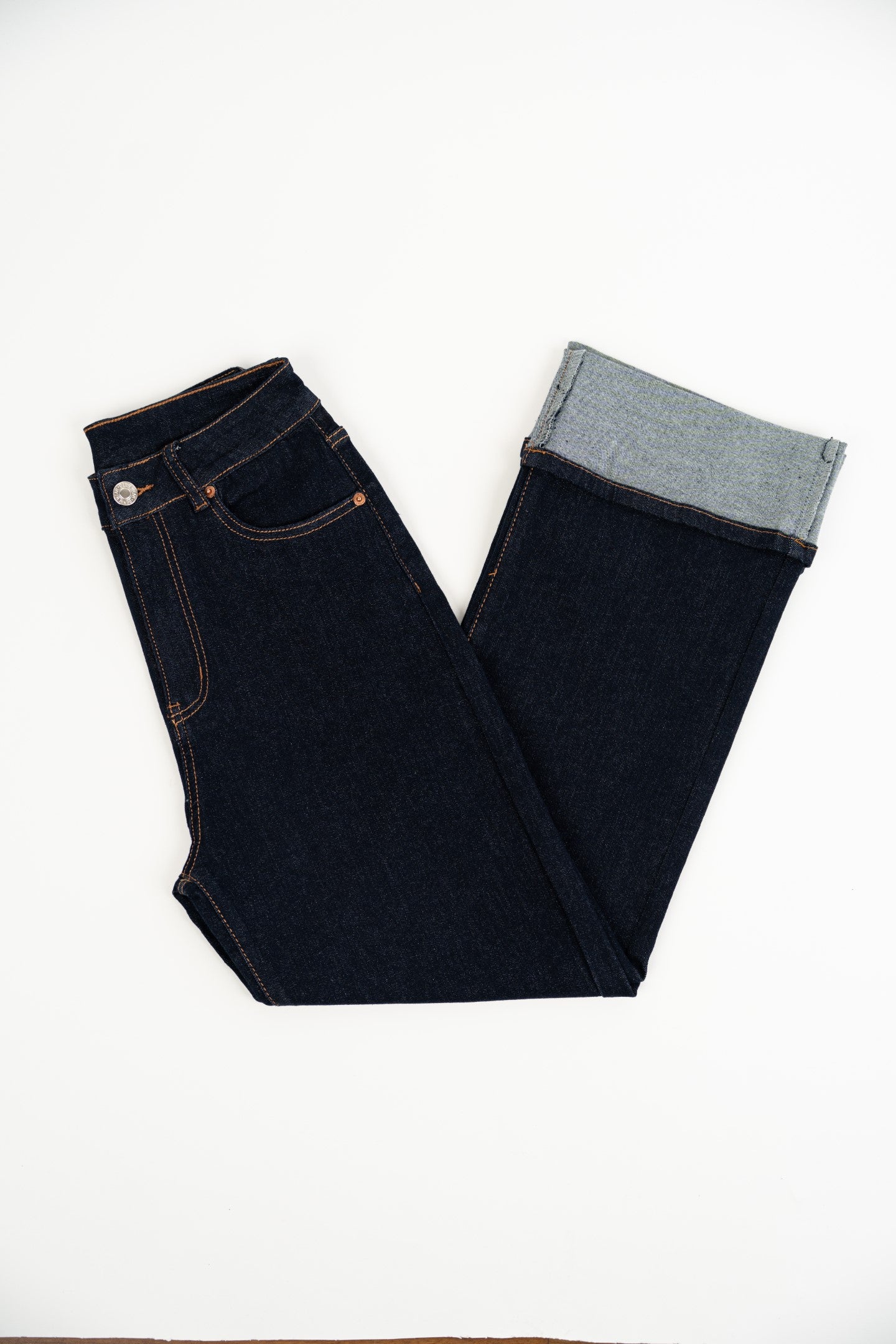 Ciemne dżinsowe spodnie z zakładką.