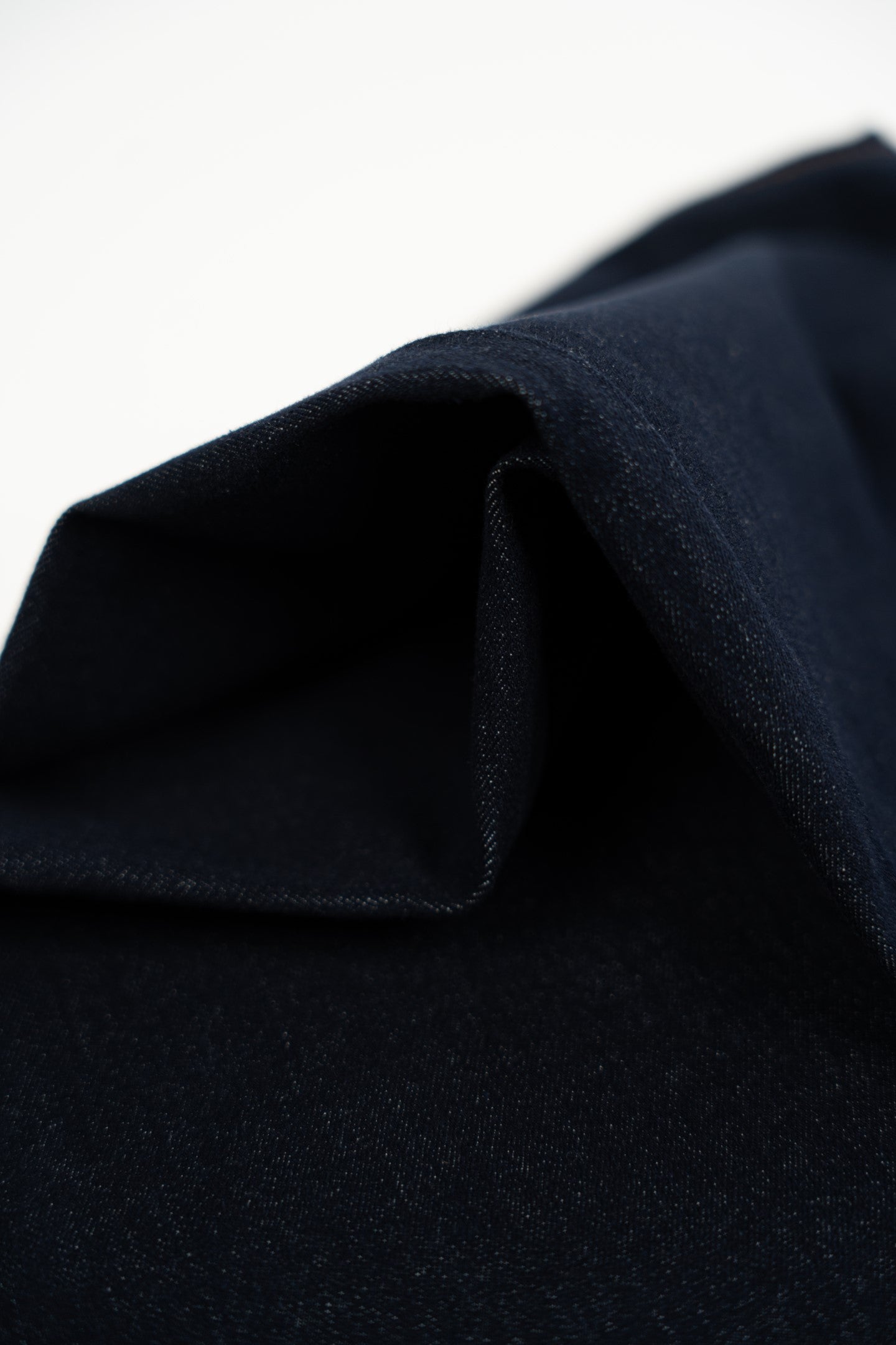 Ciemne dżinsowe spodnie z zakładką.