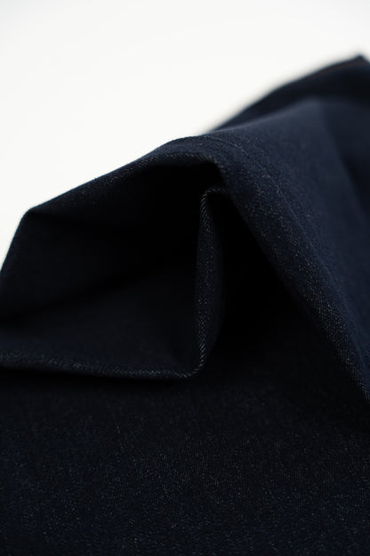 Ciemne dżinsowe spodnie z zakładką.