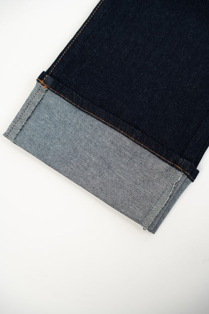 Ciemne dżinsowe spodnie z zakładką.