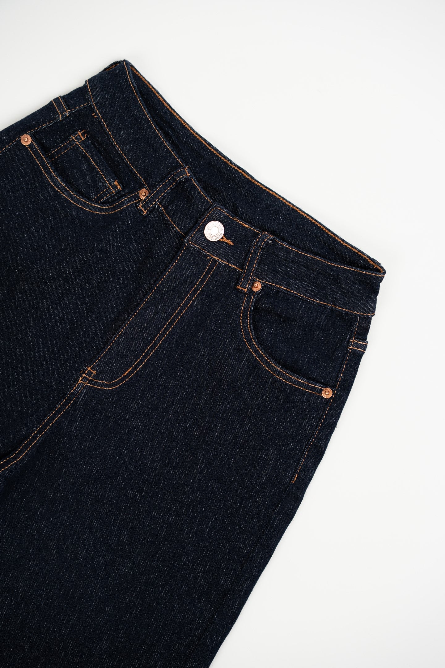 Ciemne dżinsowe spodnie z zakładką.