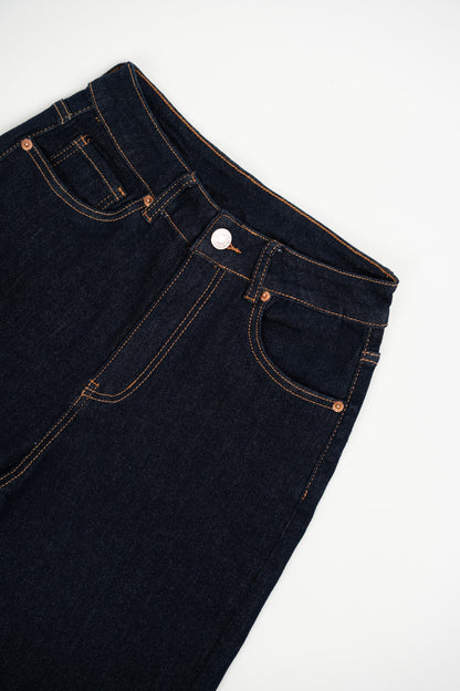 Ciemne dżinsowe spodnie z zakładką.