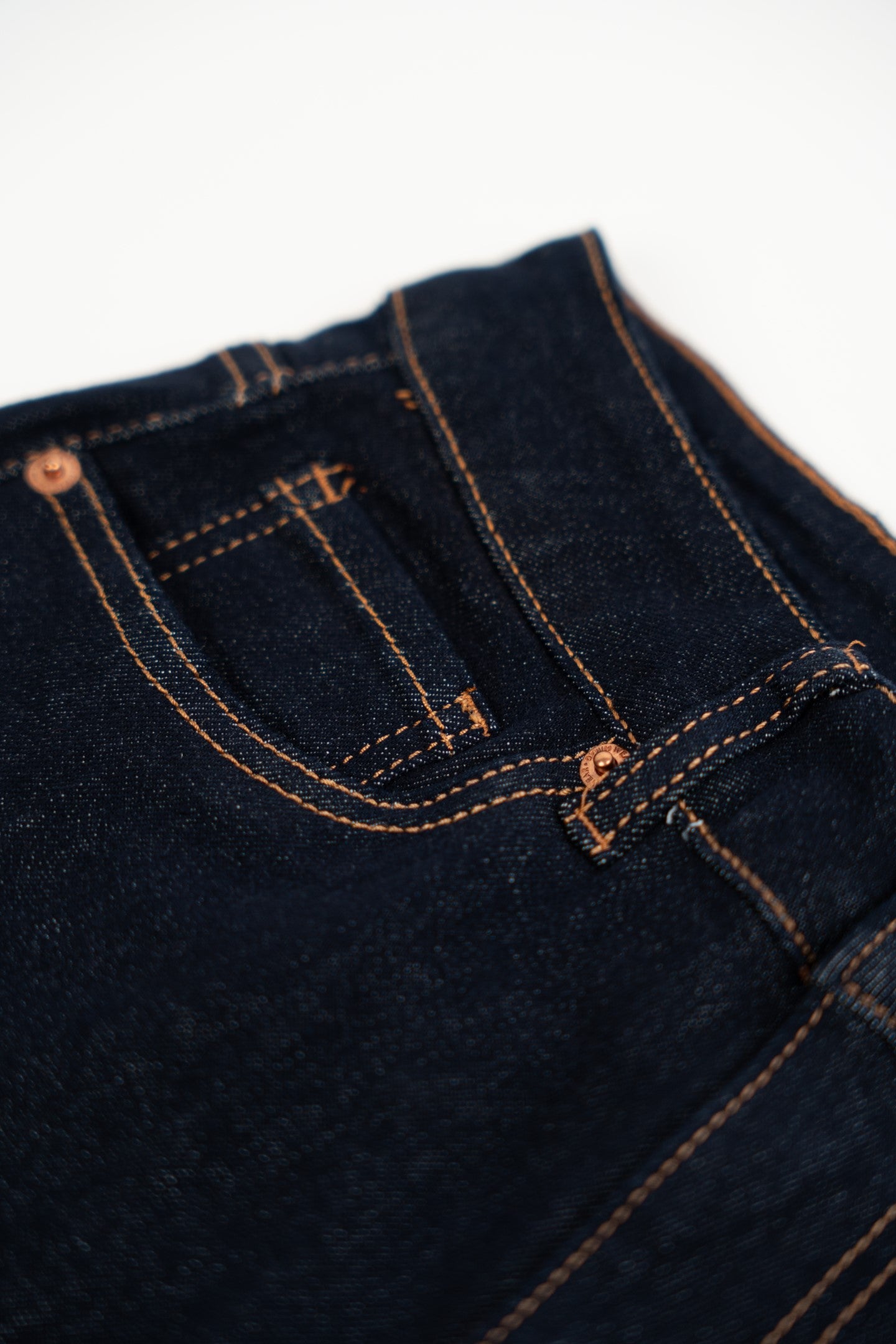 Ciemne dżinsowe spodnie z zakładką.