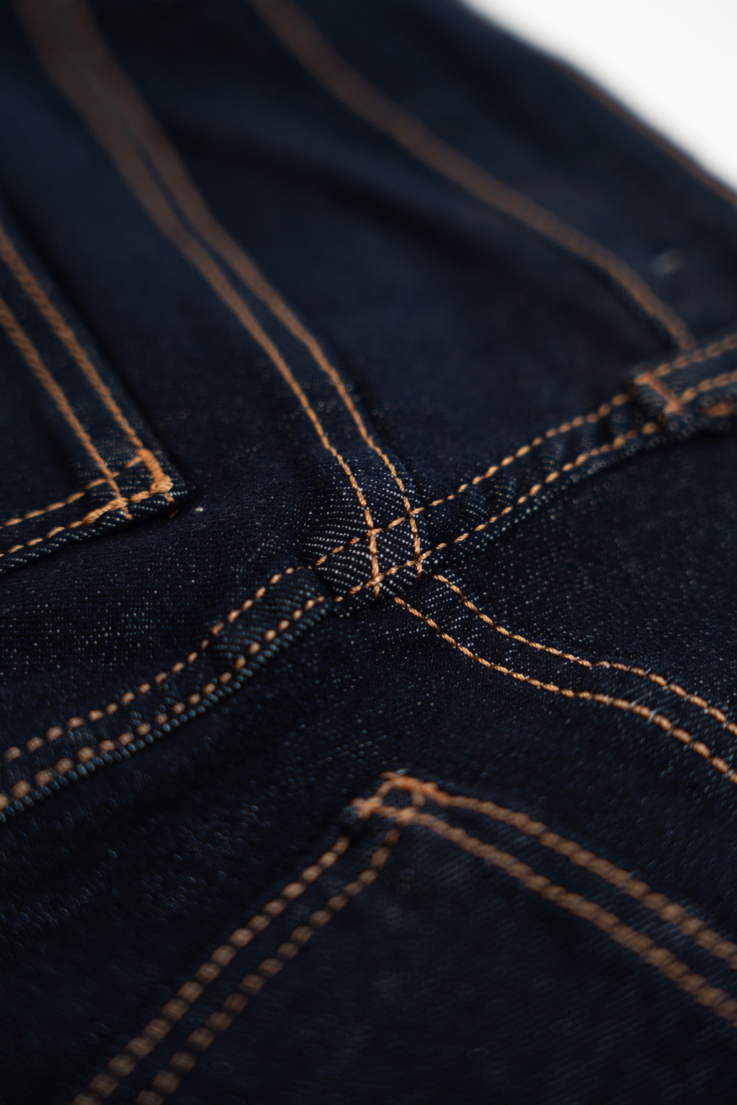 Ciemne dżinsowe spodnie z zakładką.