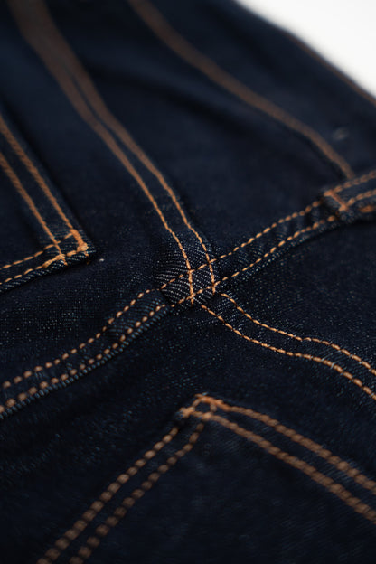 Ciemne dżinsowe spodnie z zakładką.