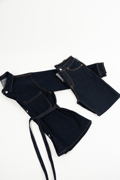 Ciemne dżinsowe spodnie z zakładką.