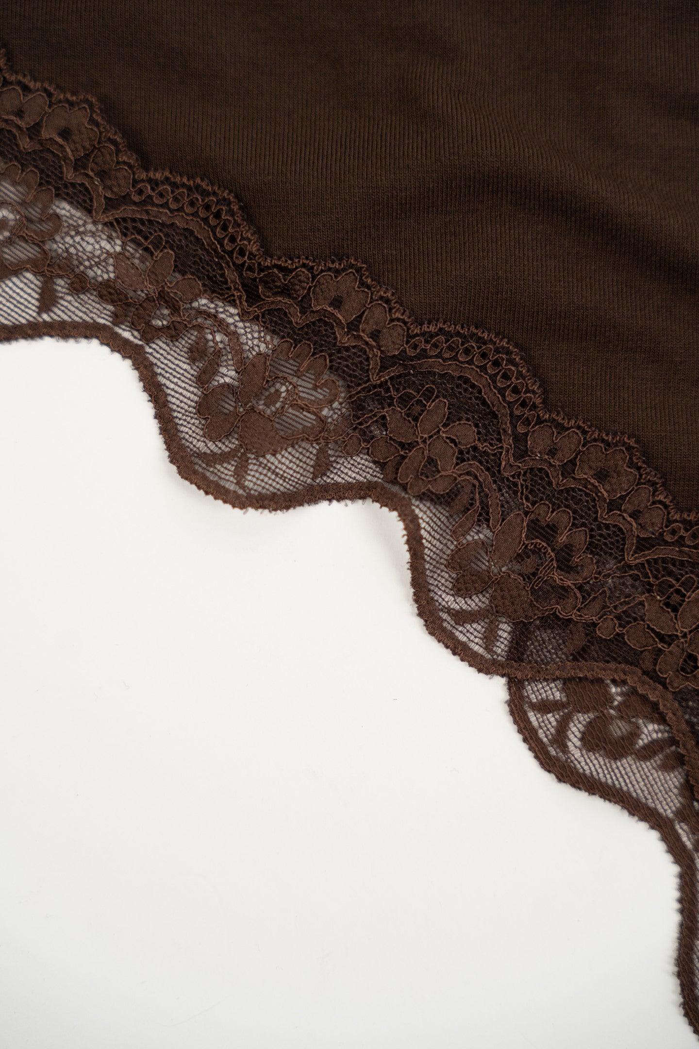 Czekoladowa koszulka z koronkowymi zdobieniami.
