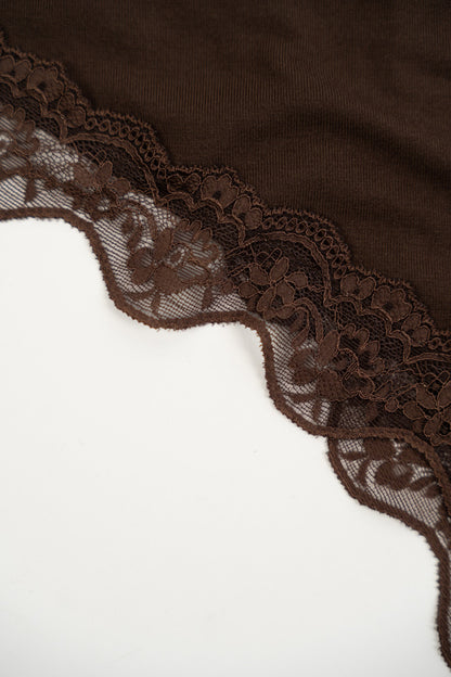 Czekoladowa koszulka z koronkowymi zdobieniami.