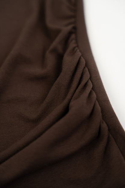 Czekoladowa koszulka z koronkowymi zdobieniami.