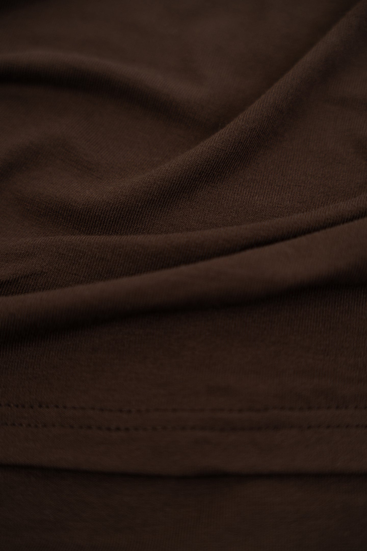 Czekoladowa koszulka z koronkowymi zdobieniami.