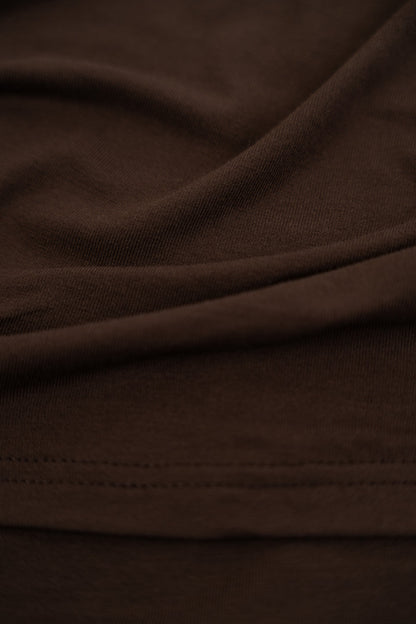 Czekoladowa koszulka z koronkowymi zdobieniami.