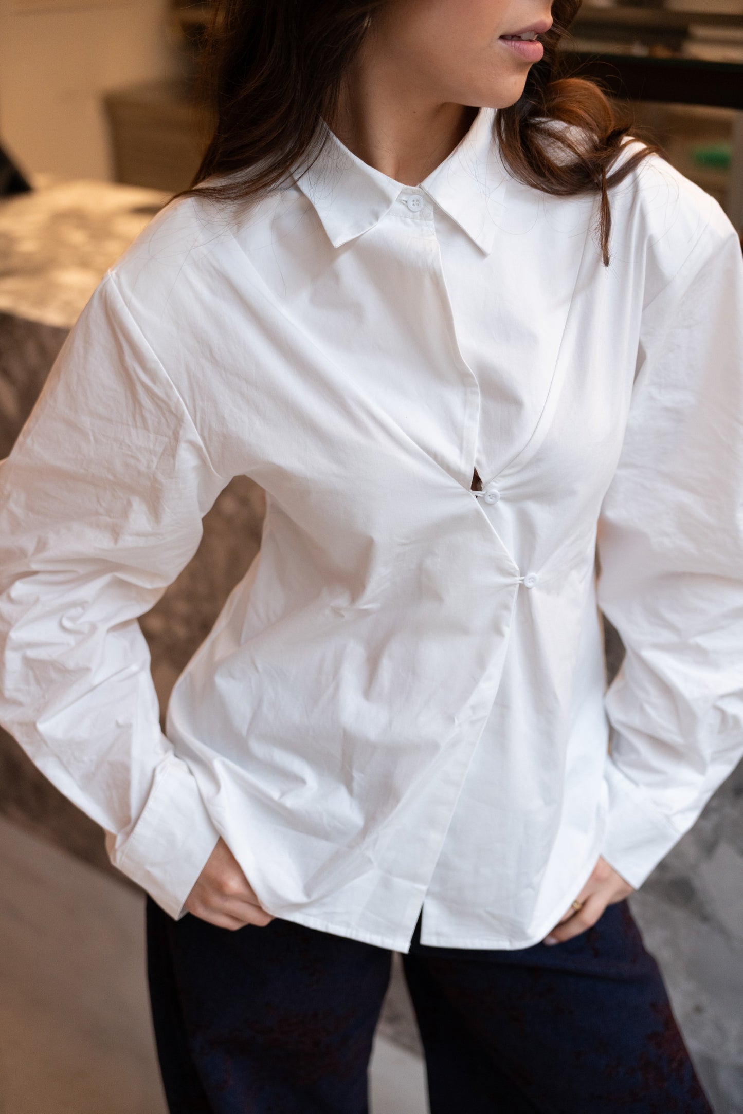 Biała koszula z krzyżem