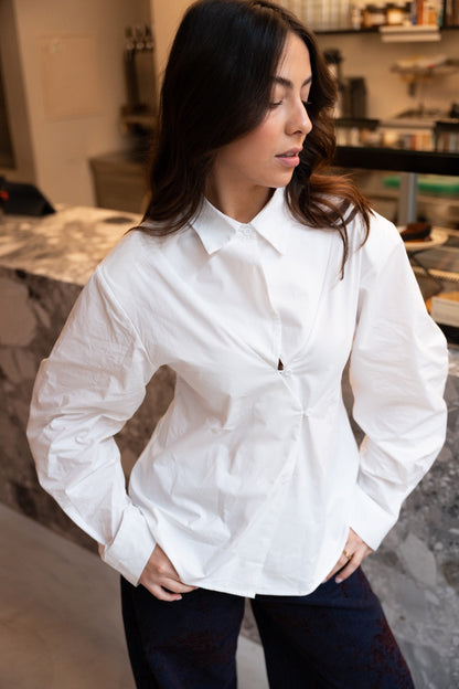 Biała koszula z krzyżem