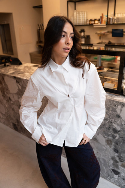 Biała koszula z krzyżem