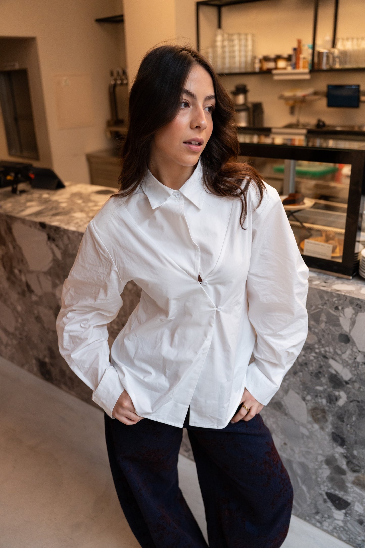 Biała koszula z krzyżem