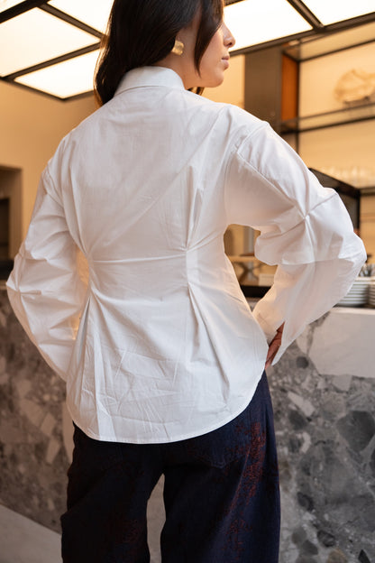 Biała koszula z krzyżem