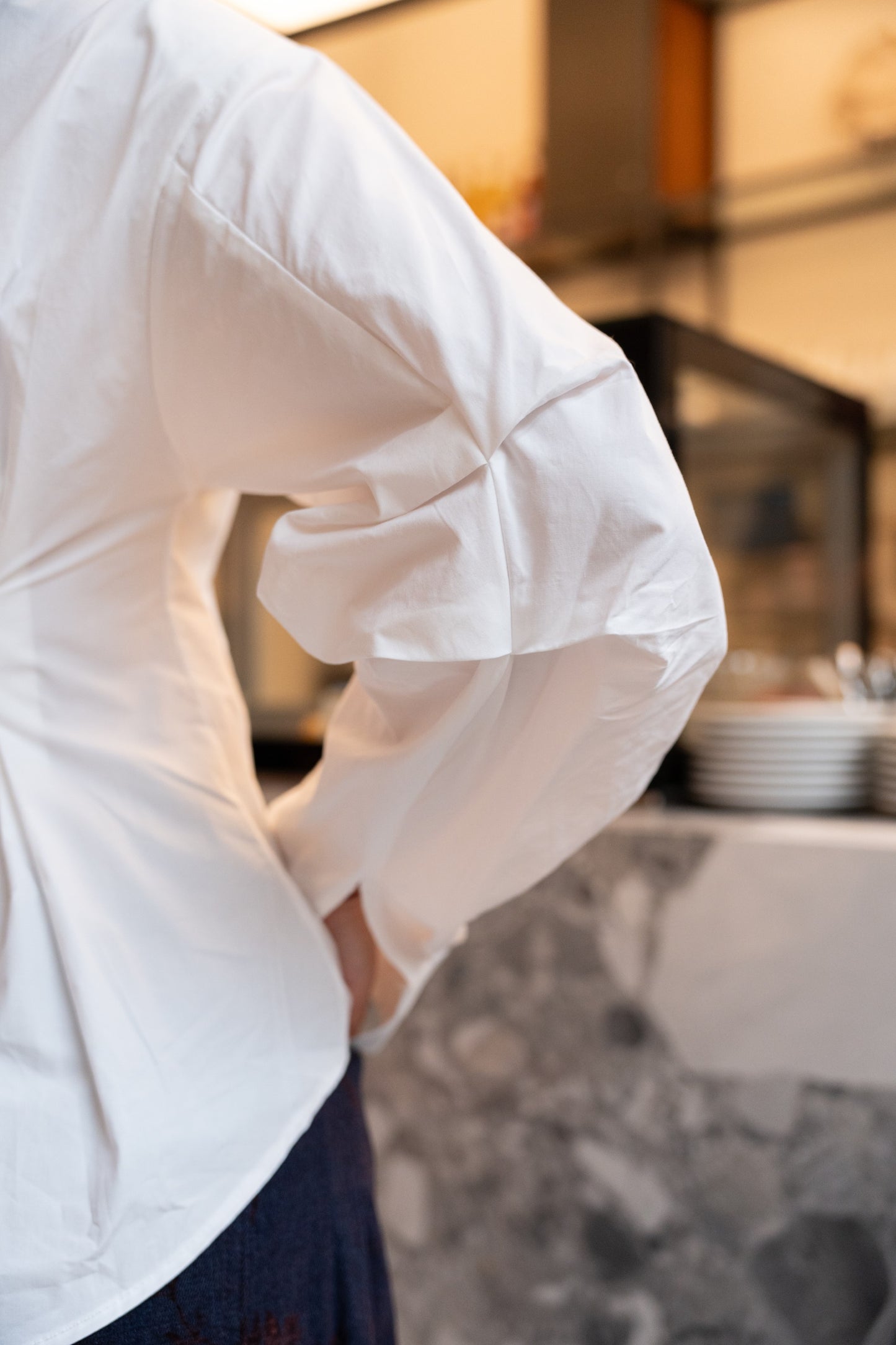 Biała koszula z krzyżem