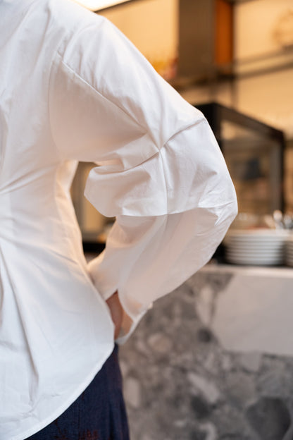 Biała koszula z krzyżem