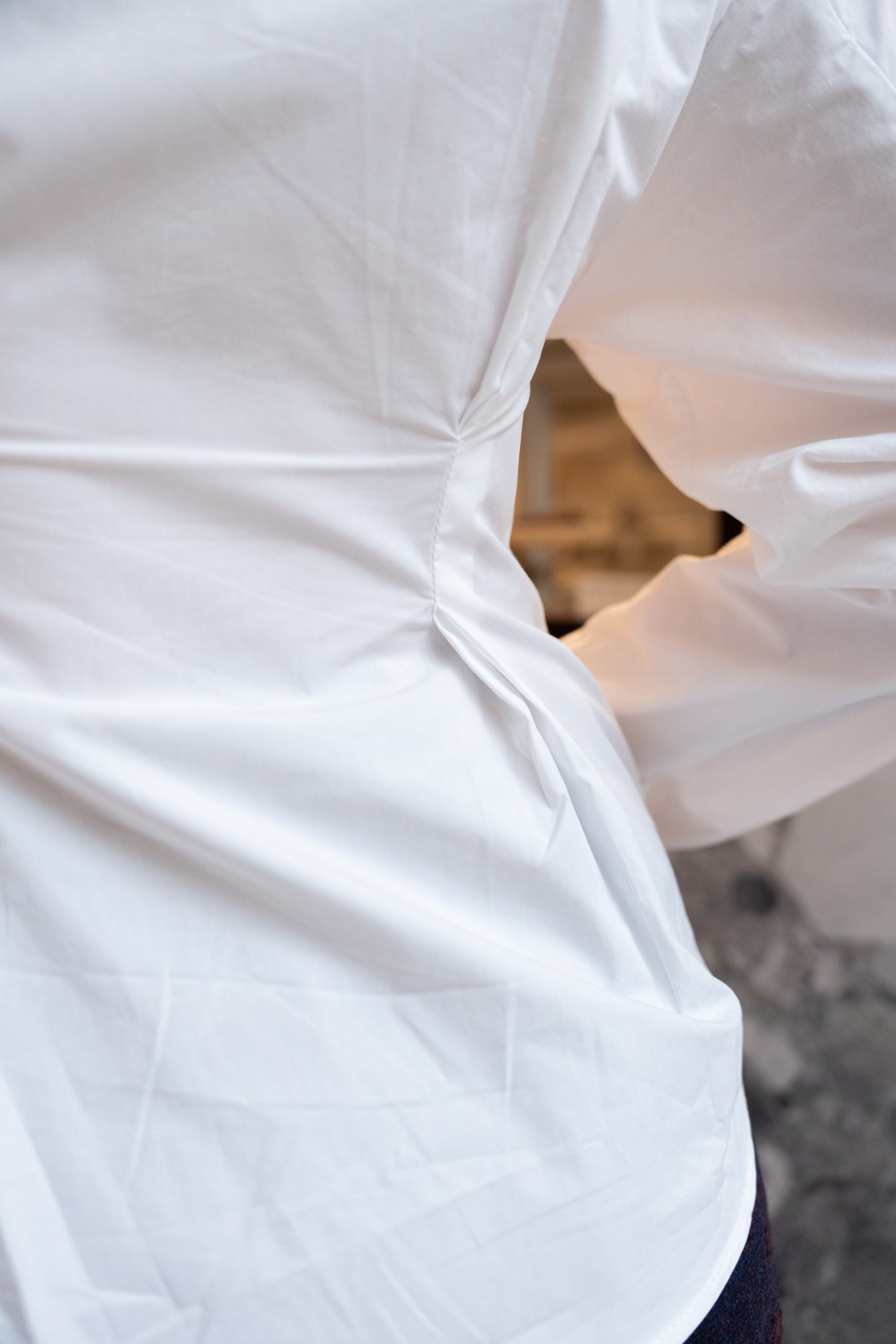 Biała koszula z krzyżem