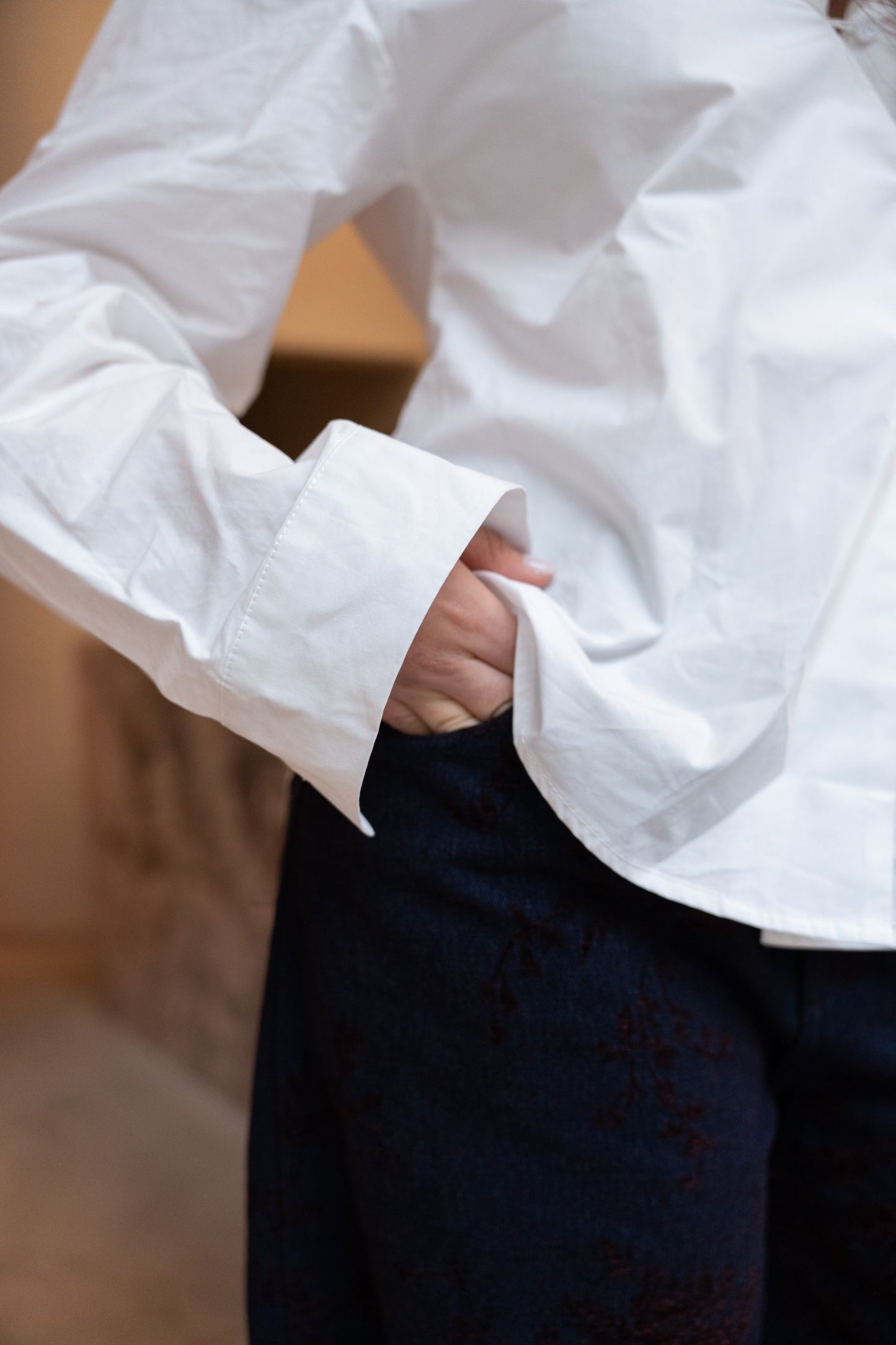 Biała koszula z krzyżem