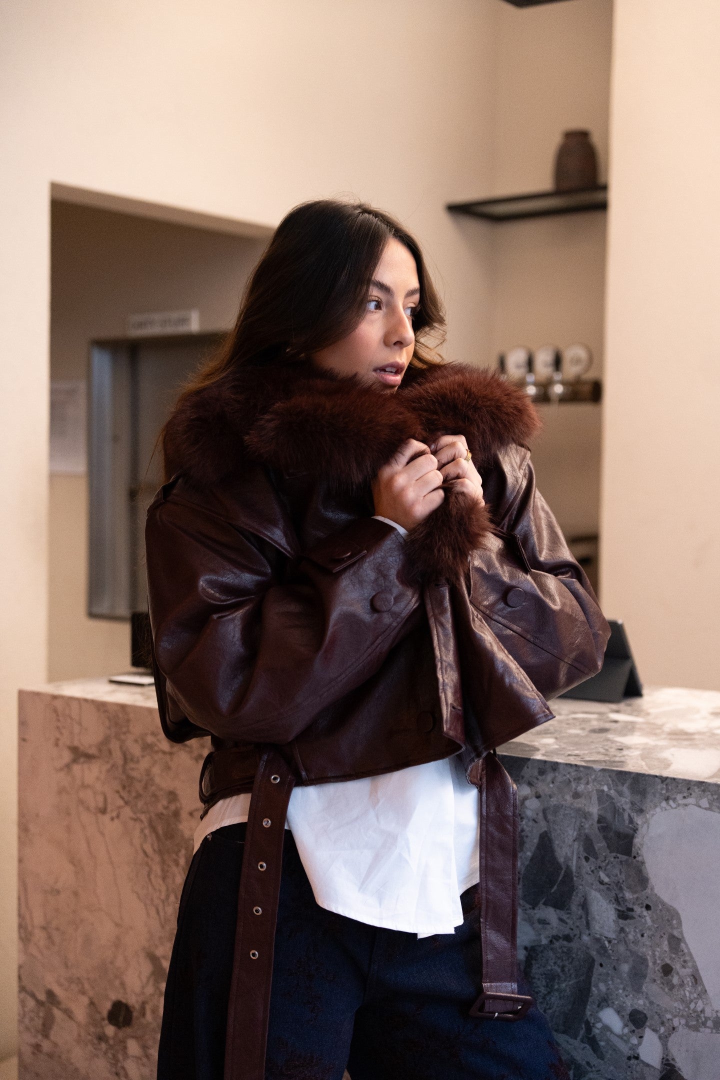 Bordowa kurtka ze skóry ekologicznej z odpinanym futerkiem.