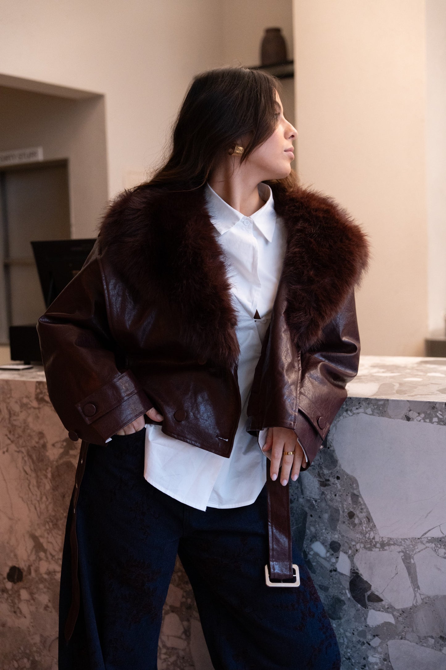 Bordowa kurtka ze skóry ekologicznej z odpinanym futerkiem.