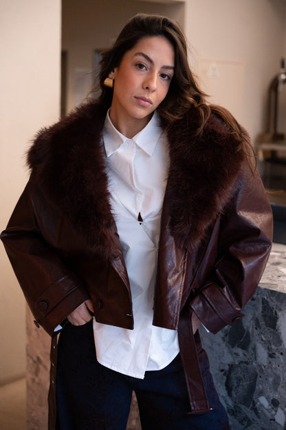 Bordowa kurtka ze skóry ekologicznej z odpinanym futerkiem.