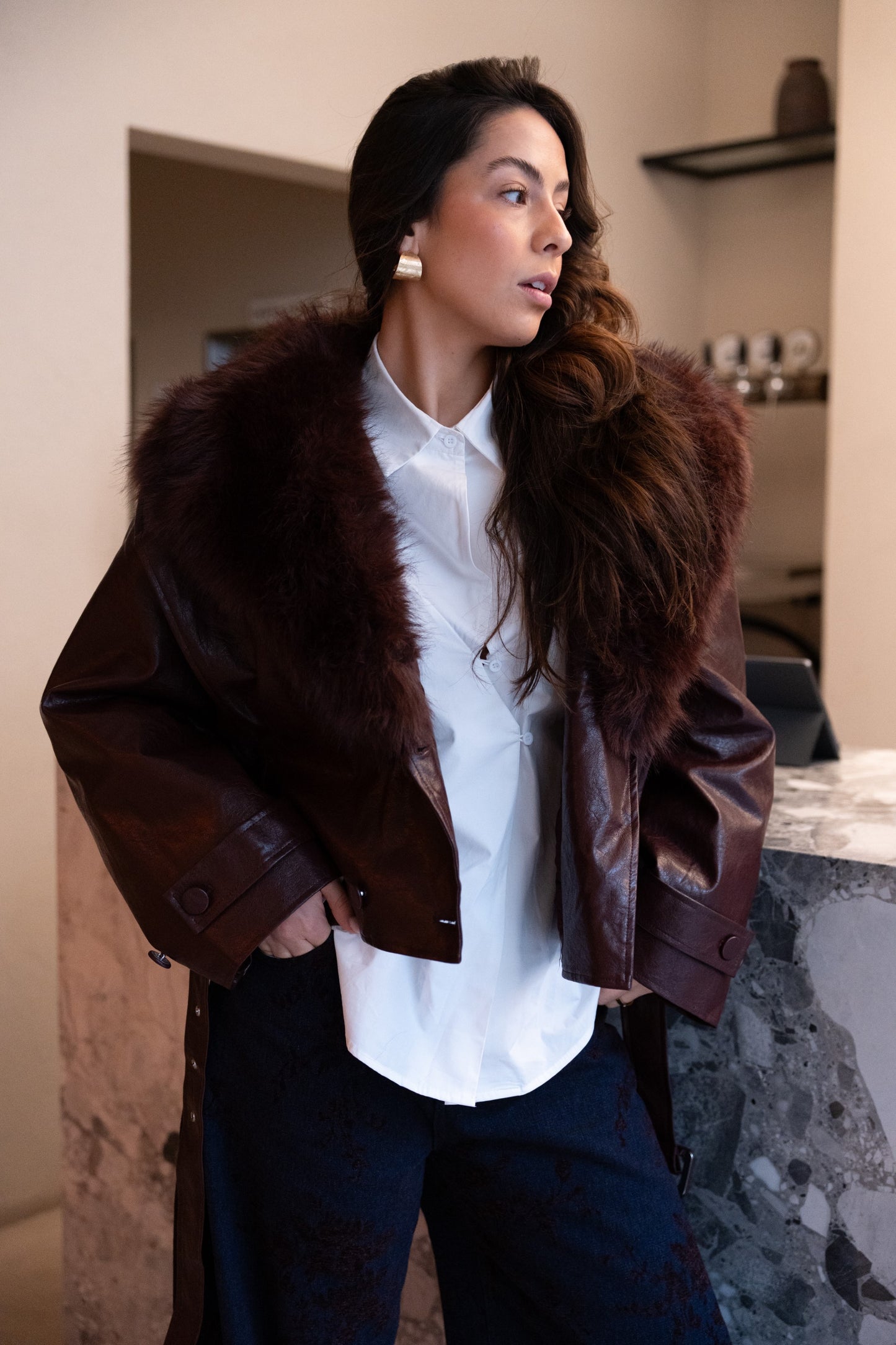 Bordowa kurtka ze skóry ekologicznej z odpinanym futerkiem.