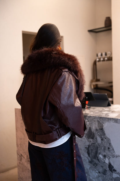 Bordowa kurtka ze skóry ekologicznej z odpinanym futerkiem.