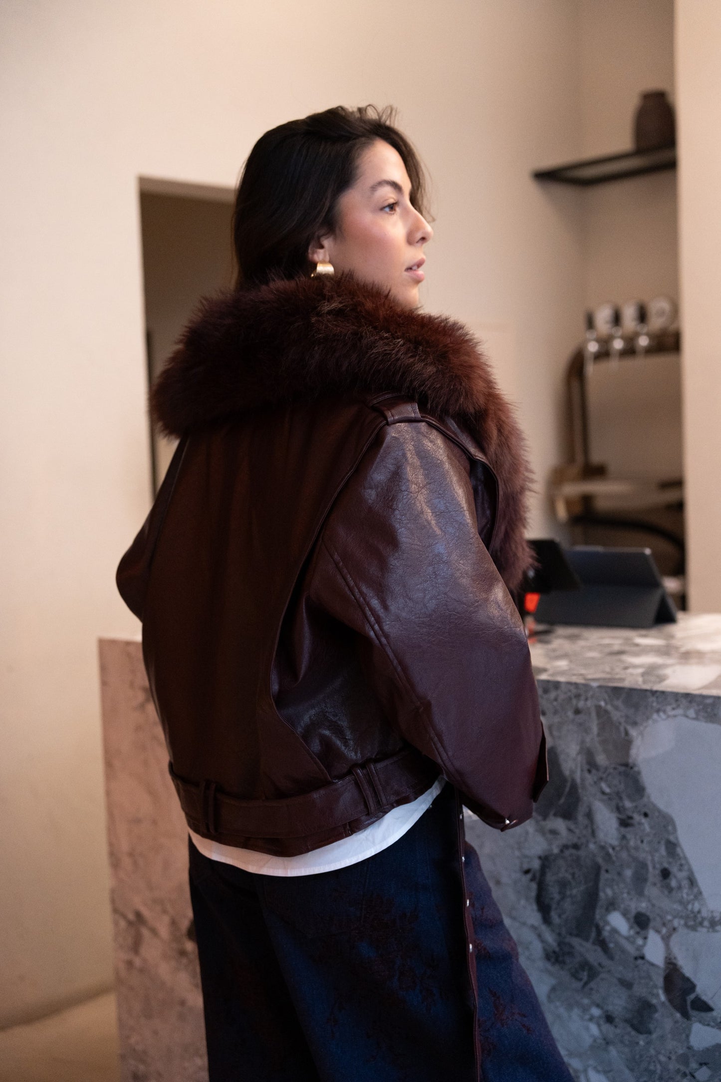 Bordowa kurtka ze skóry ekologicznej z odpinanym futerkiem.