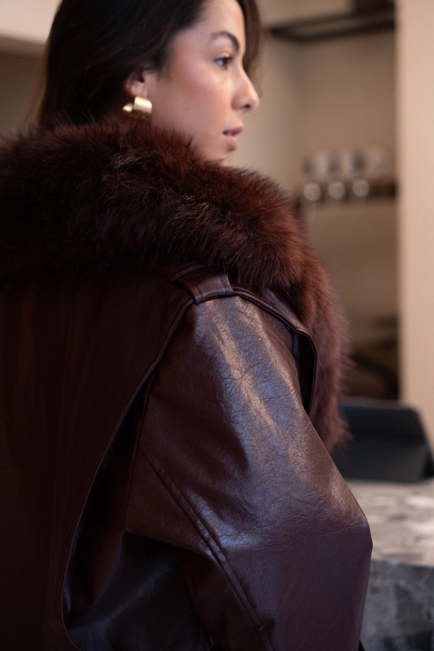 Bordowa kurtka ze skóry ekologicznej z odpinanym futerkiem.