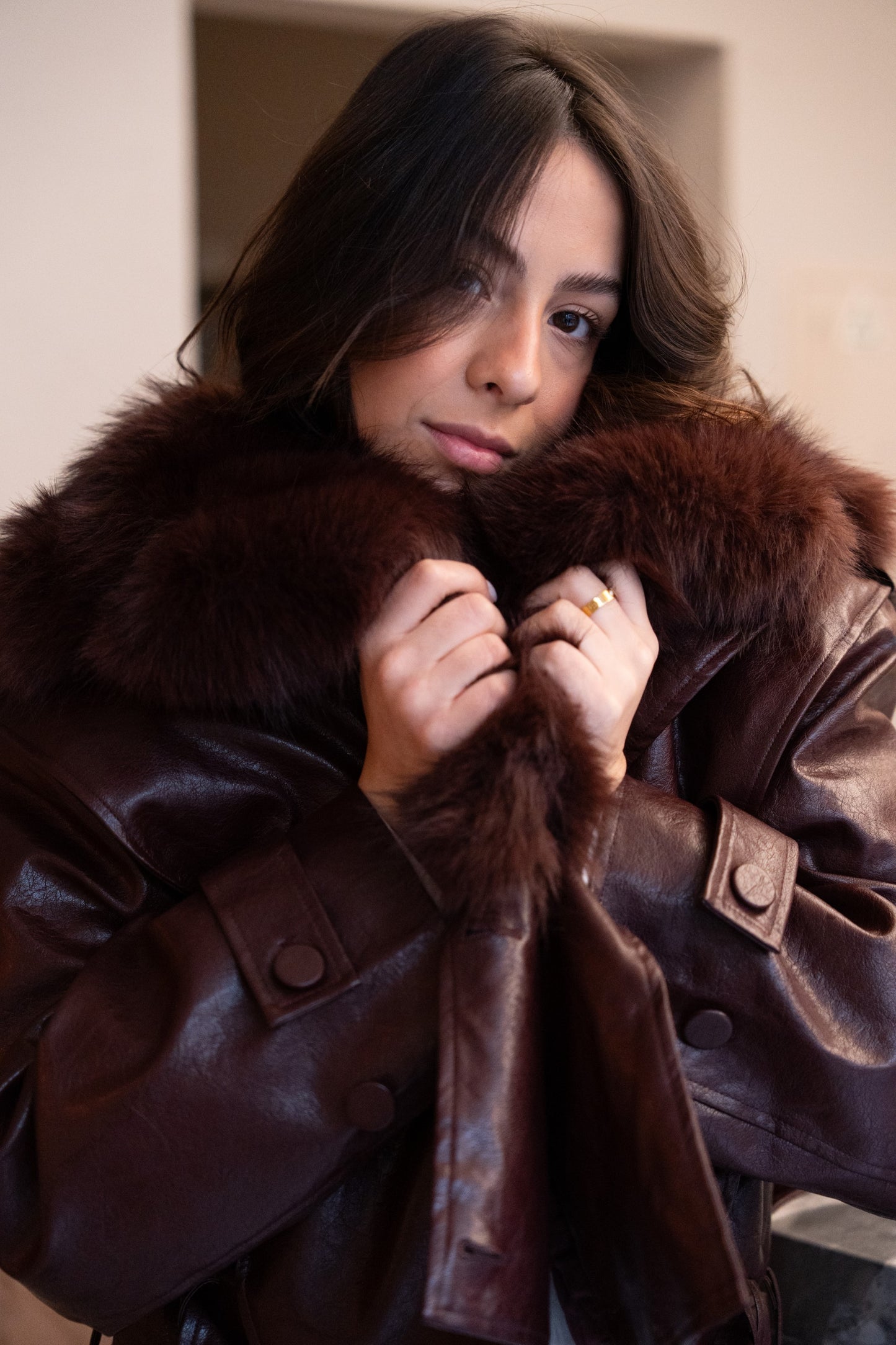 Bordowa kurtka ze skóry ekologicznej z odpinanym futerkiem.