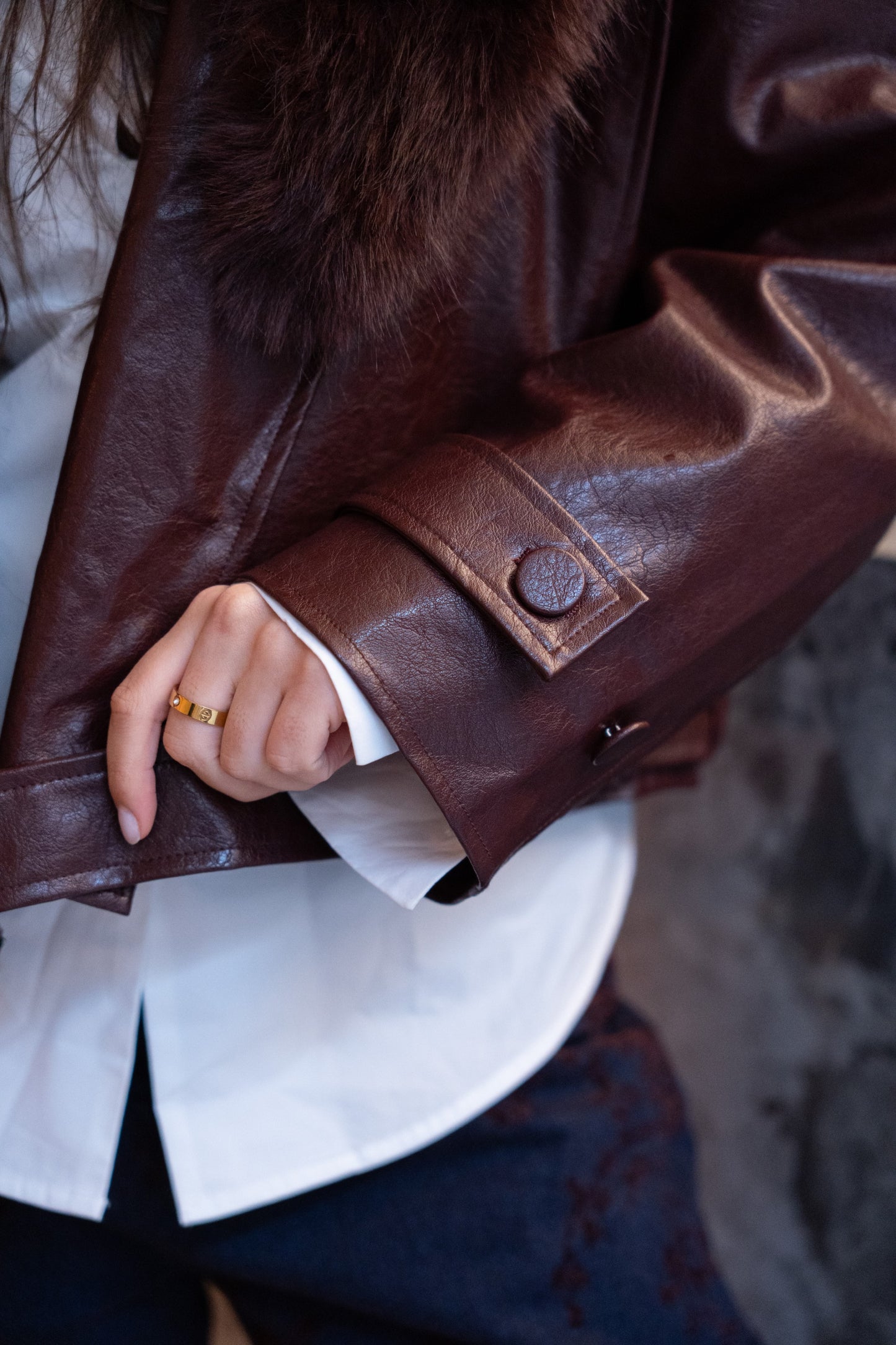 Bordowa kurtka ze skóry ekologicznej z odpinanym futerkiem.