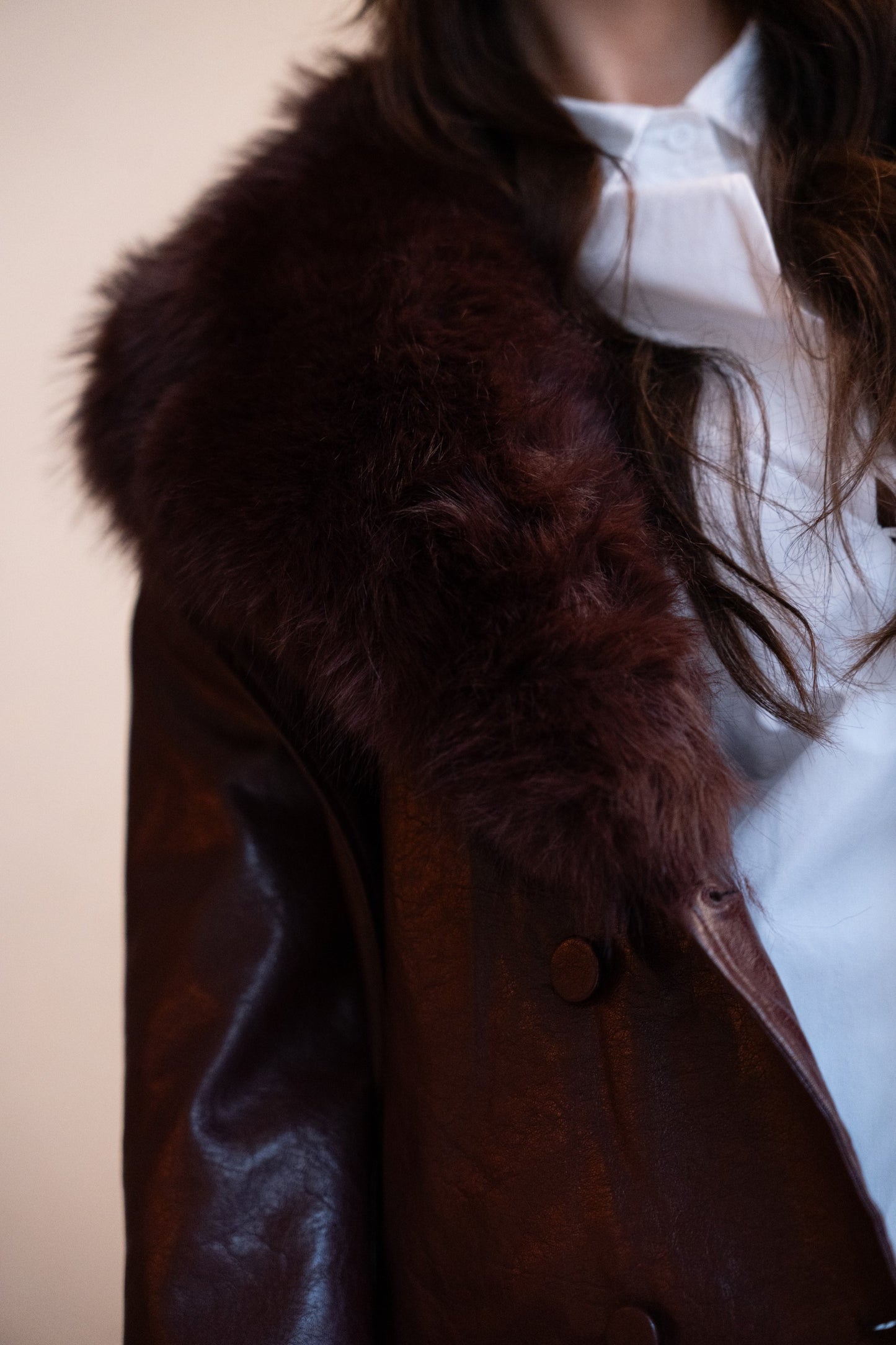 Bordowa kurtka ze skóry ekologicznej z odpinanym futerkiem.