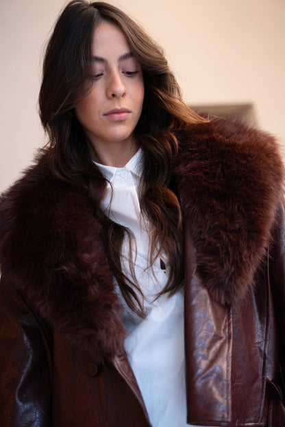 Bordowa kurtka ze skóry ekologicznej z odpinanym futerkiem.