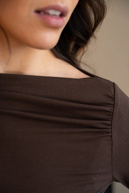 Czekoladowa koszulka z koronkowymi zdobieniami.