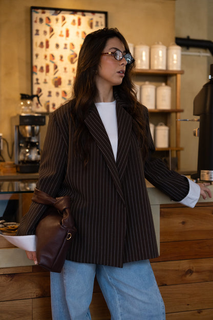 Czekoladowa, oversize'owa marynarka z paskiem dyplomatycznym