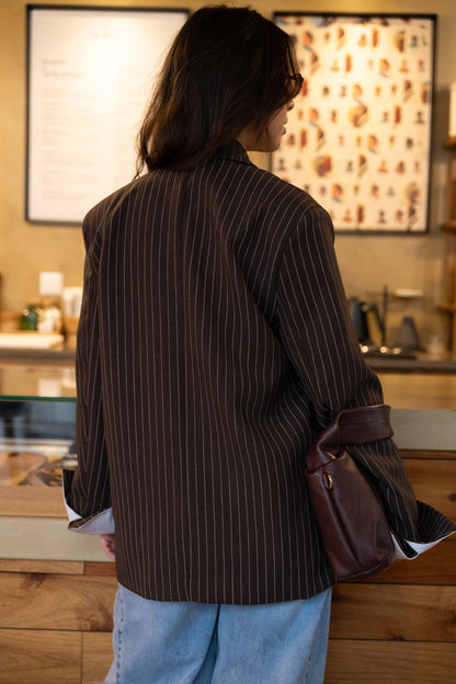 Czekoladowa, oversize'owa marynarka z paskiem dyplomatycznym