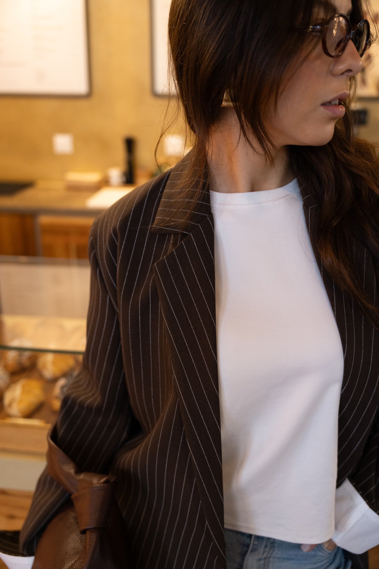 Czekoladowa, oversize'owa marynarka z paskiem dyplomatycznym