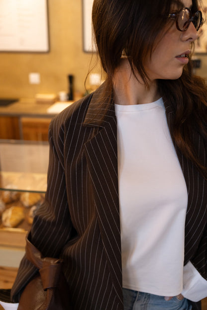 Czekoladowa, oversize'owa marynarka z paskiem dyplomatycznym