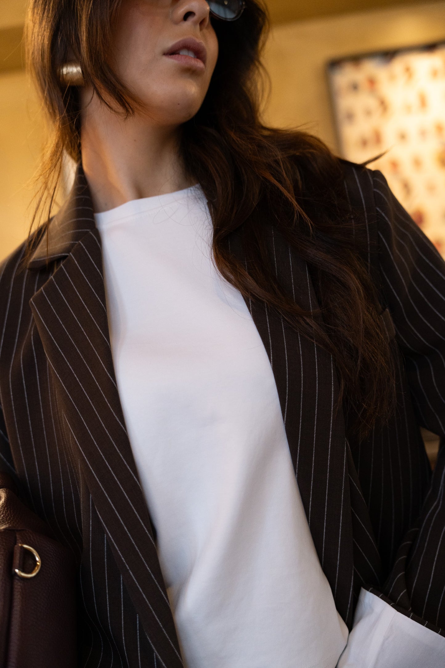 Czekoladowa, oversize'owa marynarka z paskiem dyplomatycznym