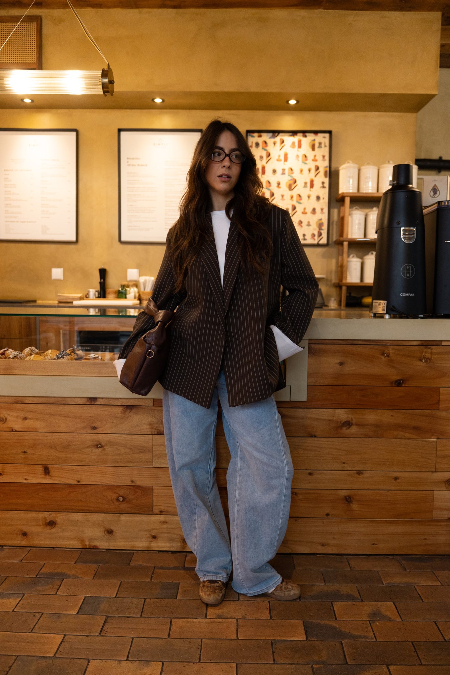 Czekoladowa, oversize'owa marynarka z paskiem dyplomatycznym