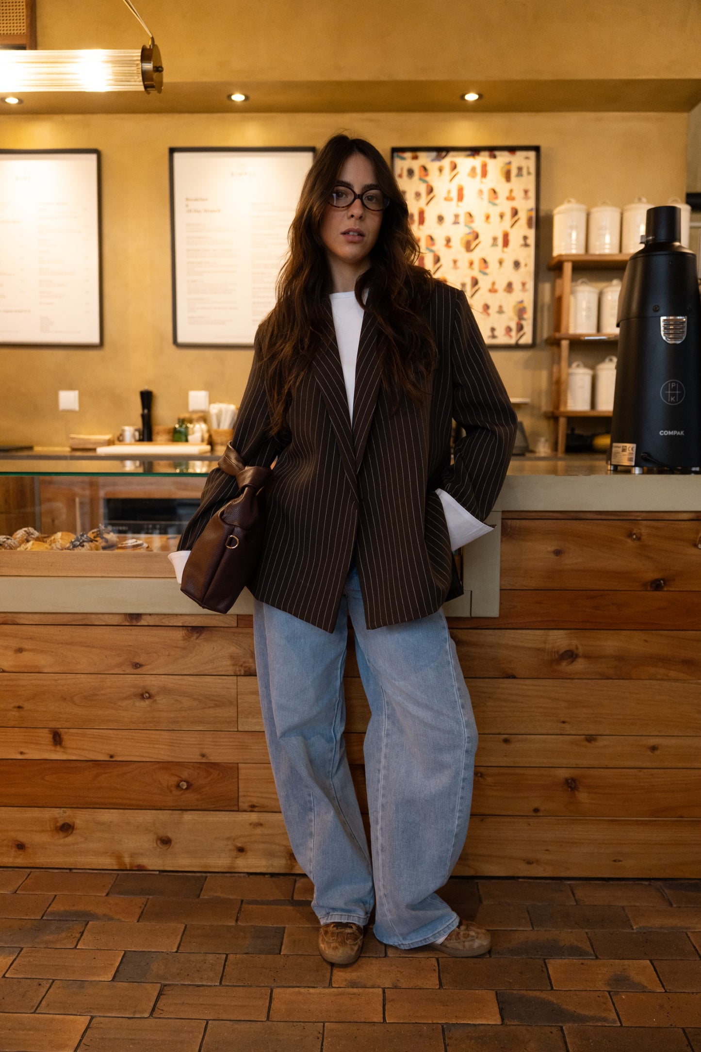 Czekoladowa, oversize'owa marynarka z paskiem dyplomatycznym