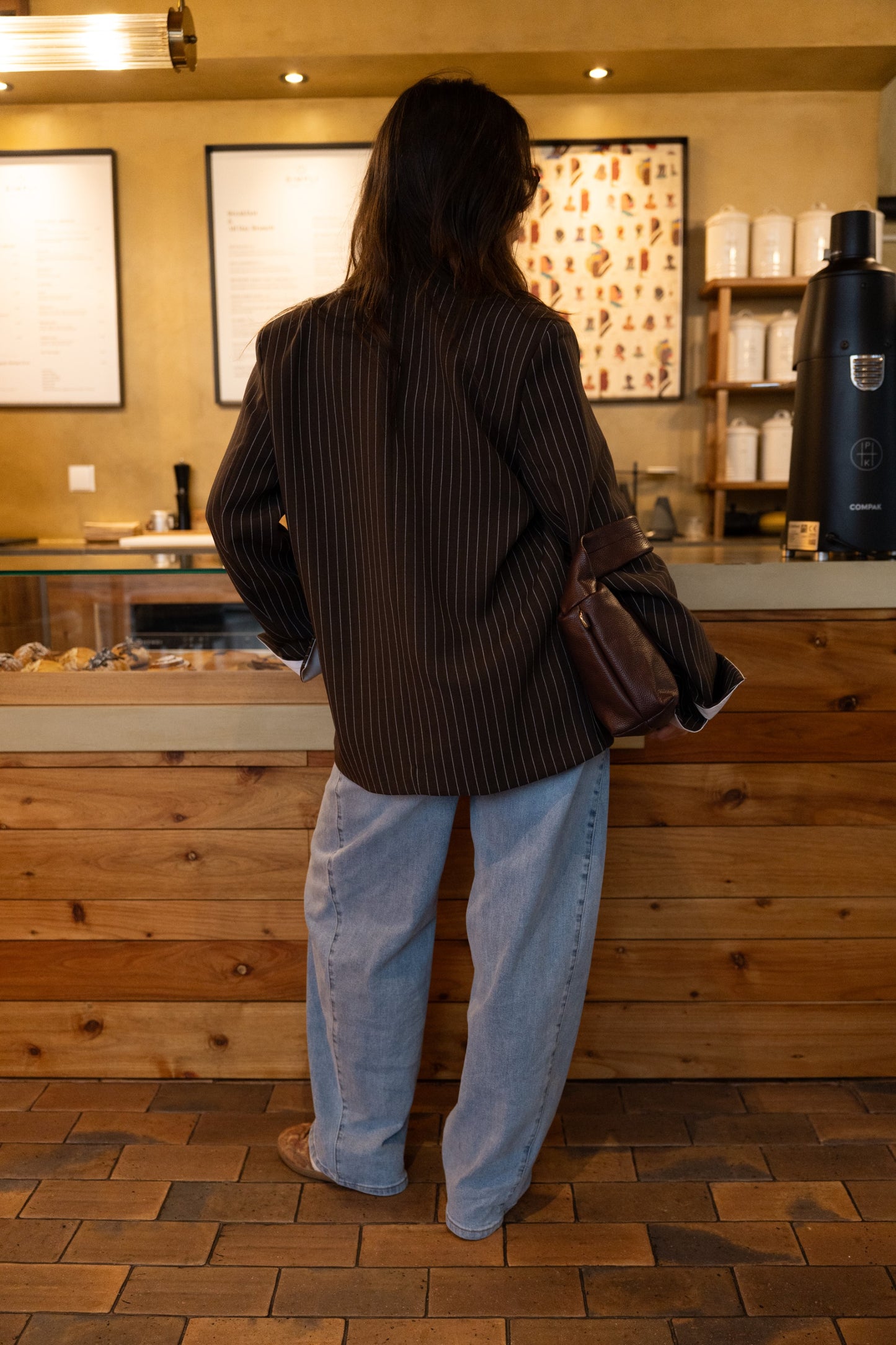 Czekoladowa, oversize'owa marynarka z paskiem dyplomatycznym