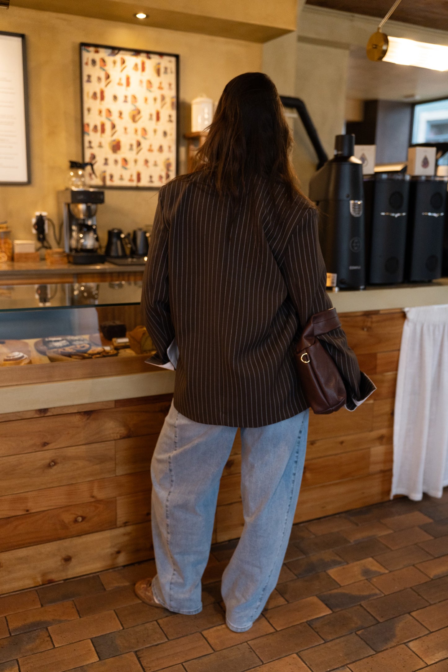 Czekoladowa, oversize'owa marynarka z paskiem dyplomatycznym