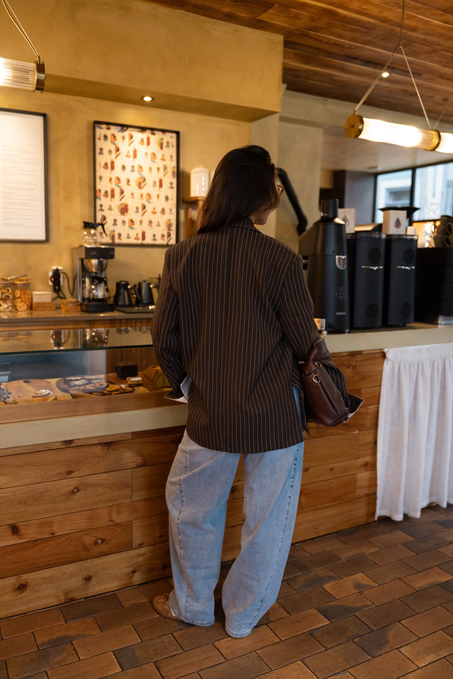 Czekoladowa, oversize'owa marynarka z paskiem dyplomatycznym