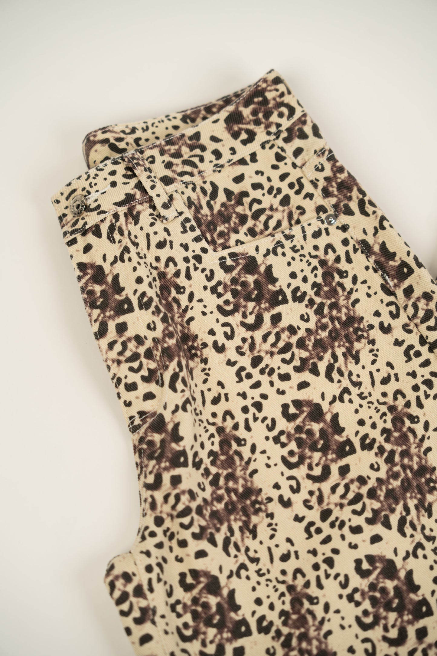 Pantalones de leopardo con globos
