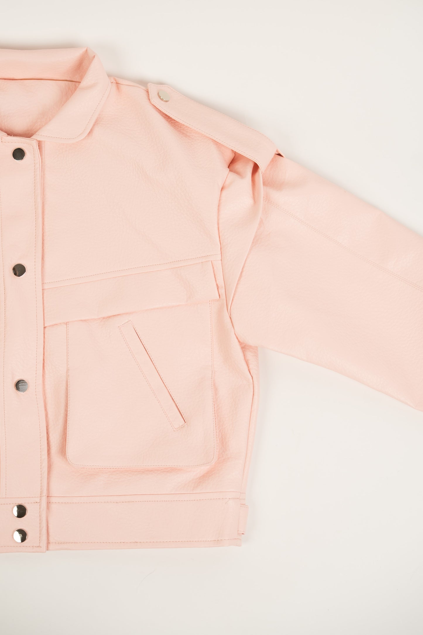 Pasteloworóżowa kurtka ze sztucznej skóry