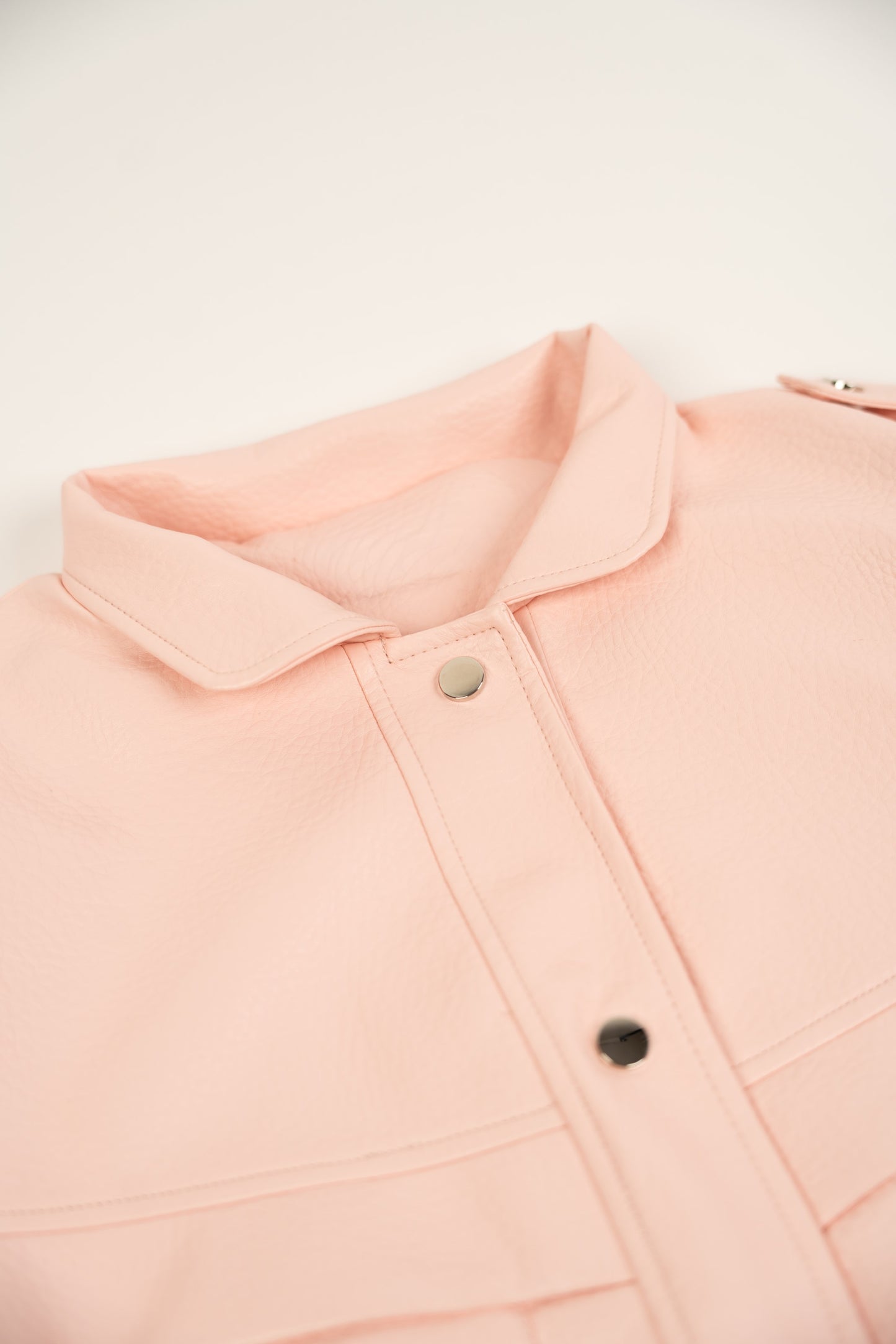 Pasteloworóżowa kurtka ze sztucznej skóry