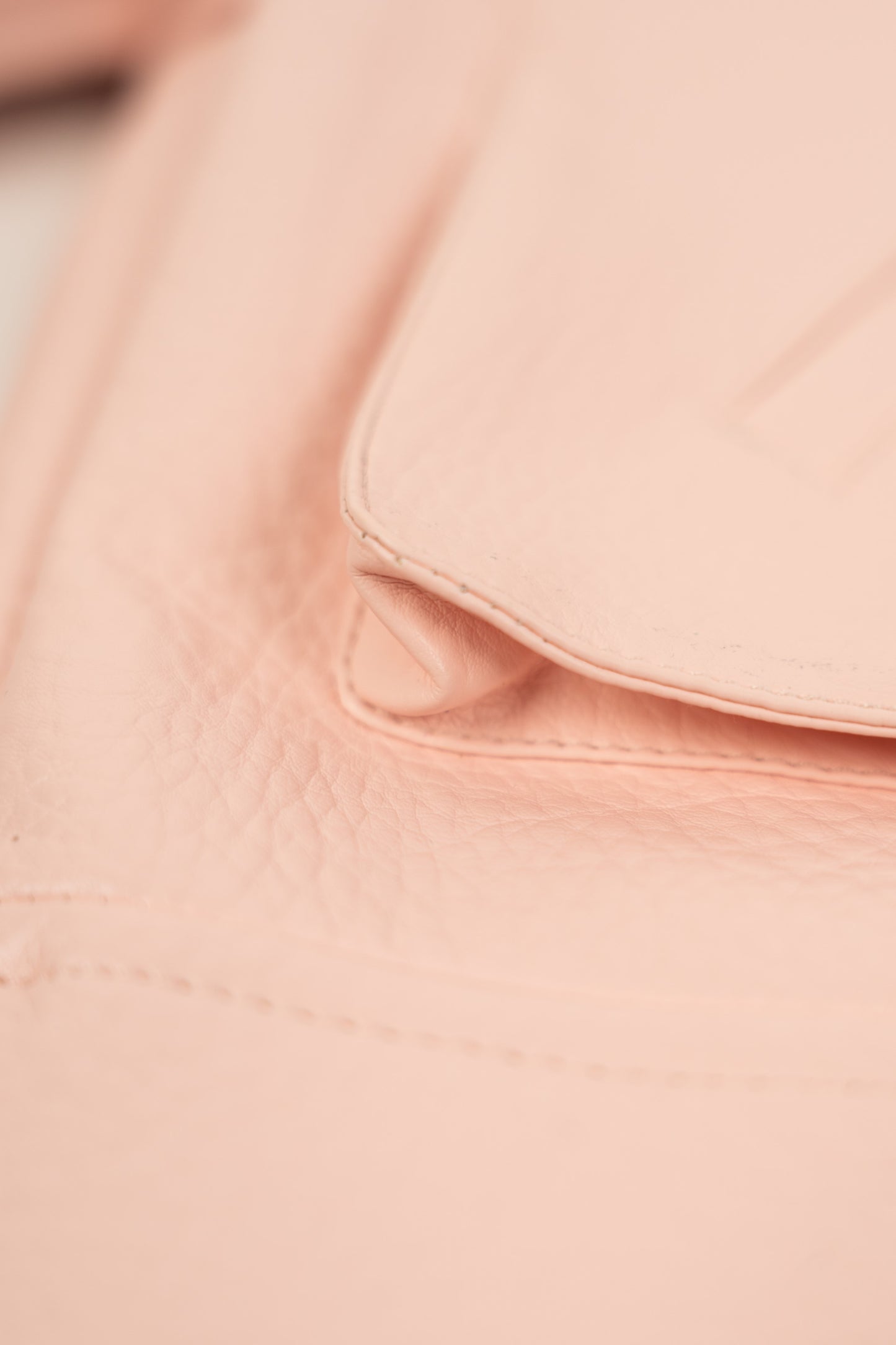 Pasteloworóżowa kurtka ze sztucznej skóry